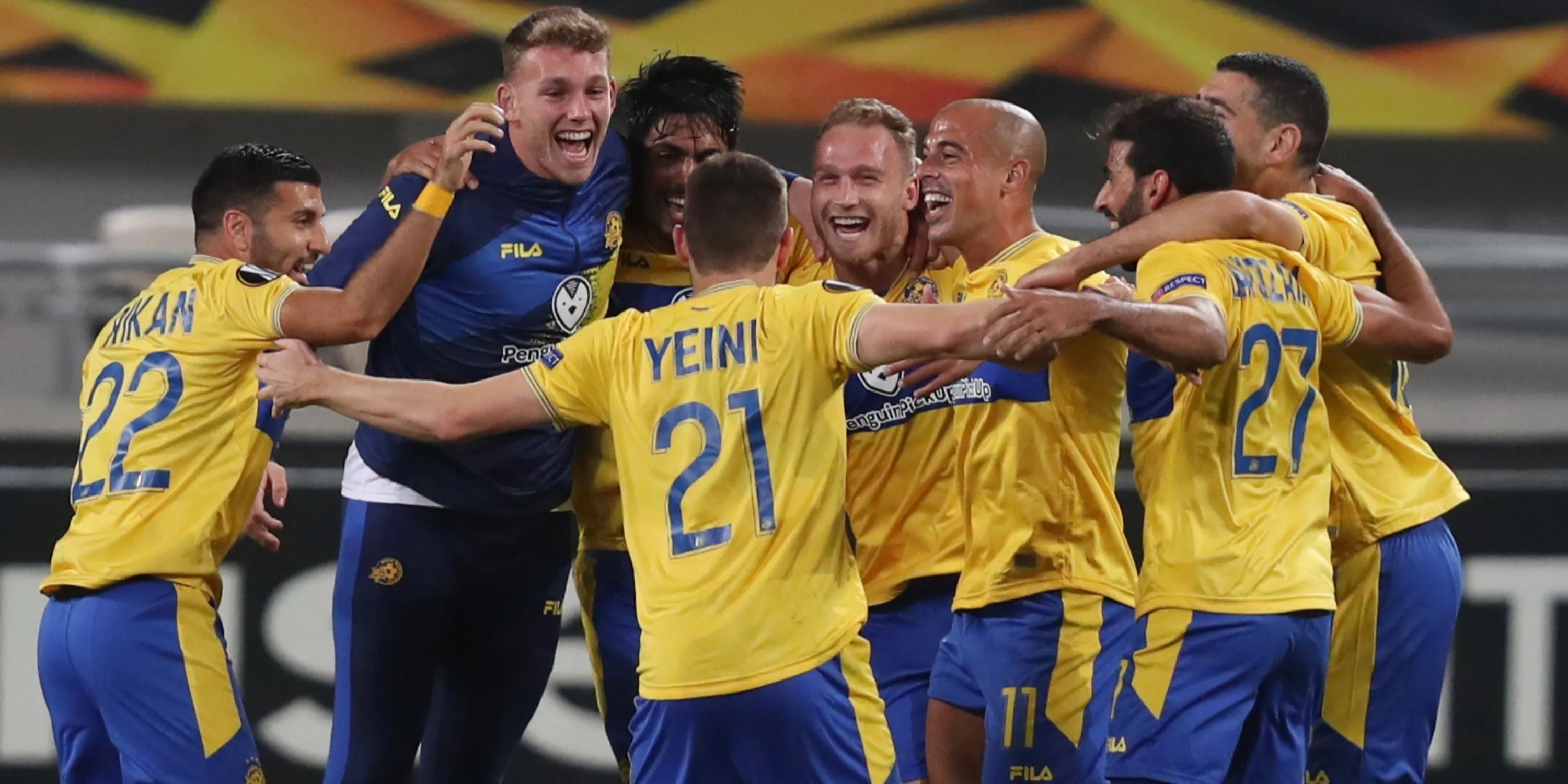 Các cầu thủ Maccabi Tel Aviv ăn mừng chiến thắng
