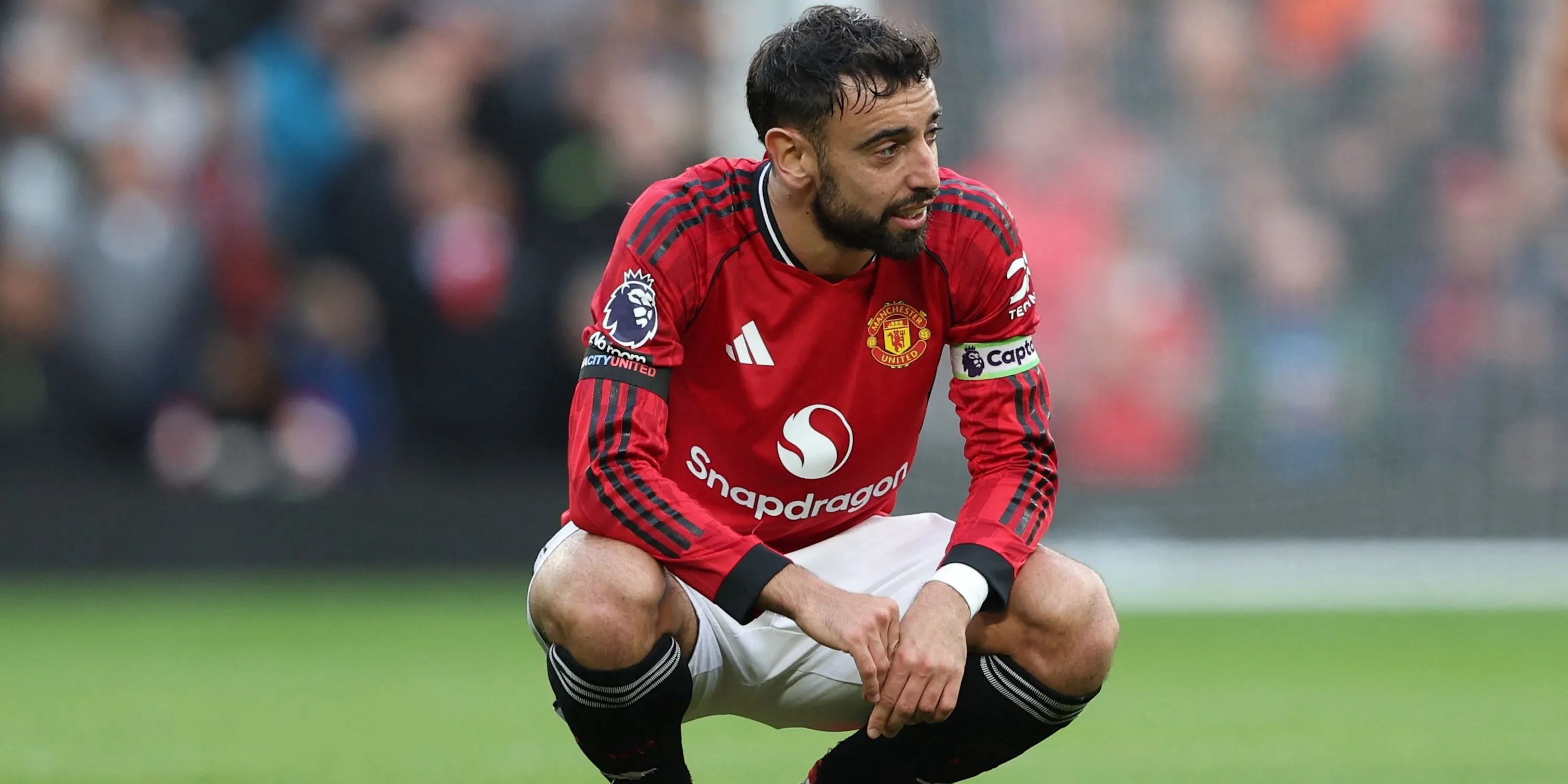 Cầu thủ Bruno Fernandes của Manchester United trong tư thế phản ứng sau một pha chơi