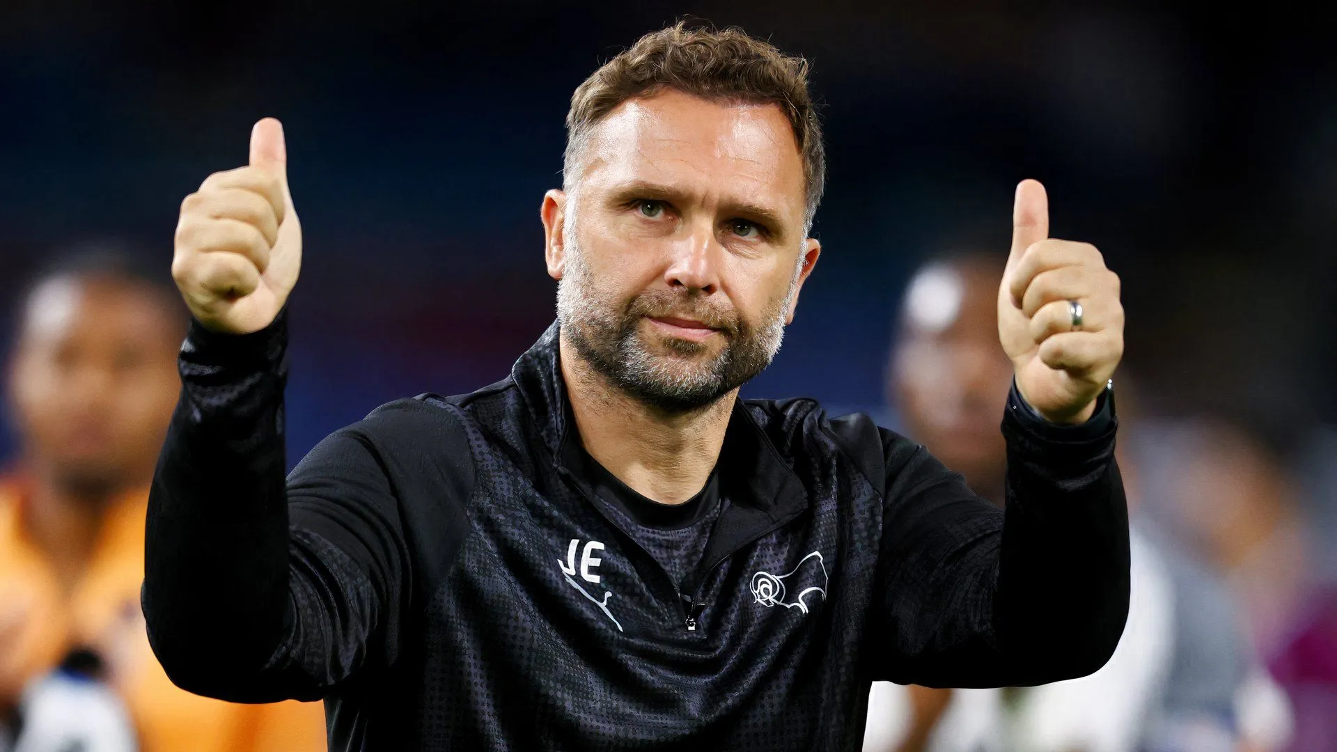 Huấn luyện viên John Eustace của Derby County đang hướng dẫn trận đấu