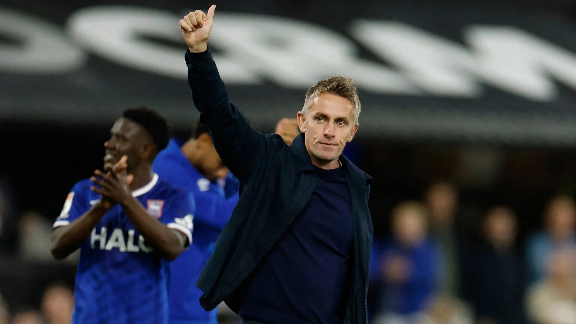 Kieran McKenna trong trang phục Ipswich Town trên đường chỉ đạo đội