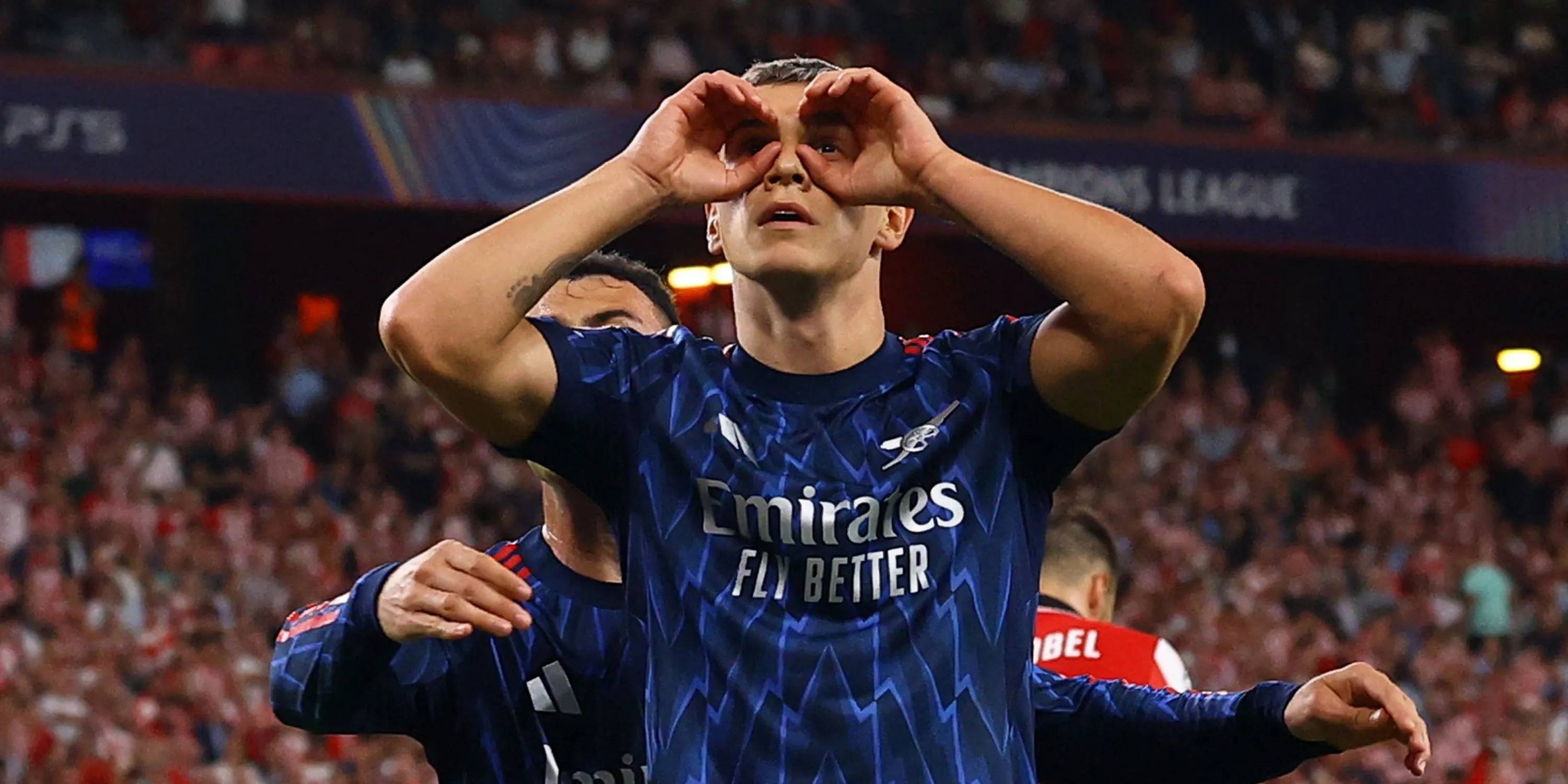 Leandro Trossard trong pha bóng ở Champions League