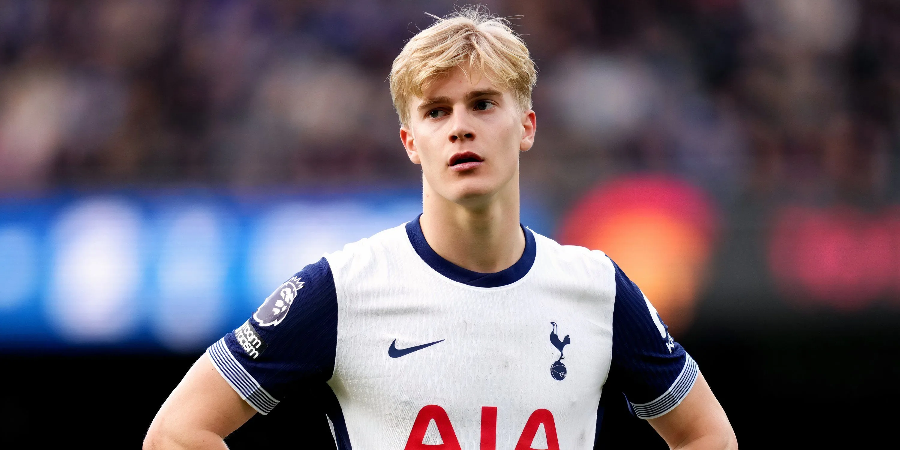 Lucas Bergvall thi đấu cho Tottenham Hotspur
