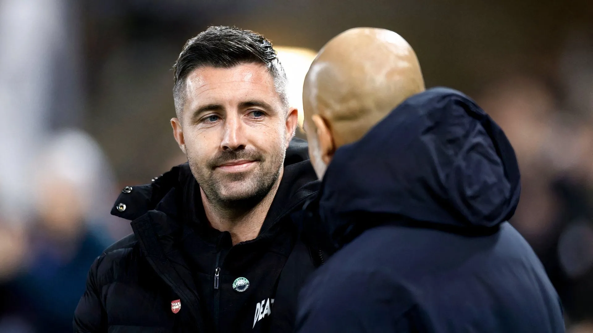 Người quản lý Alan Sheehan tại sân bóng