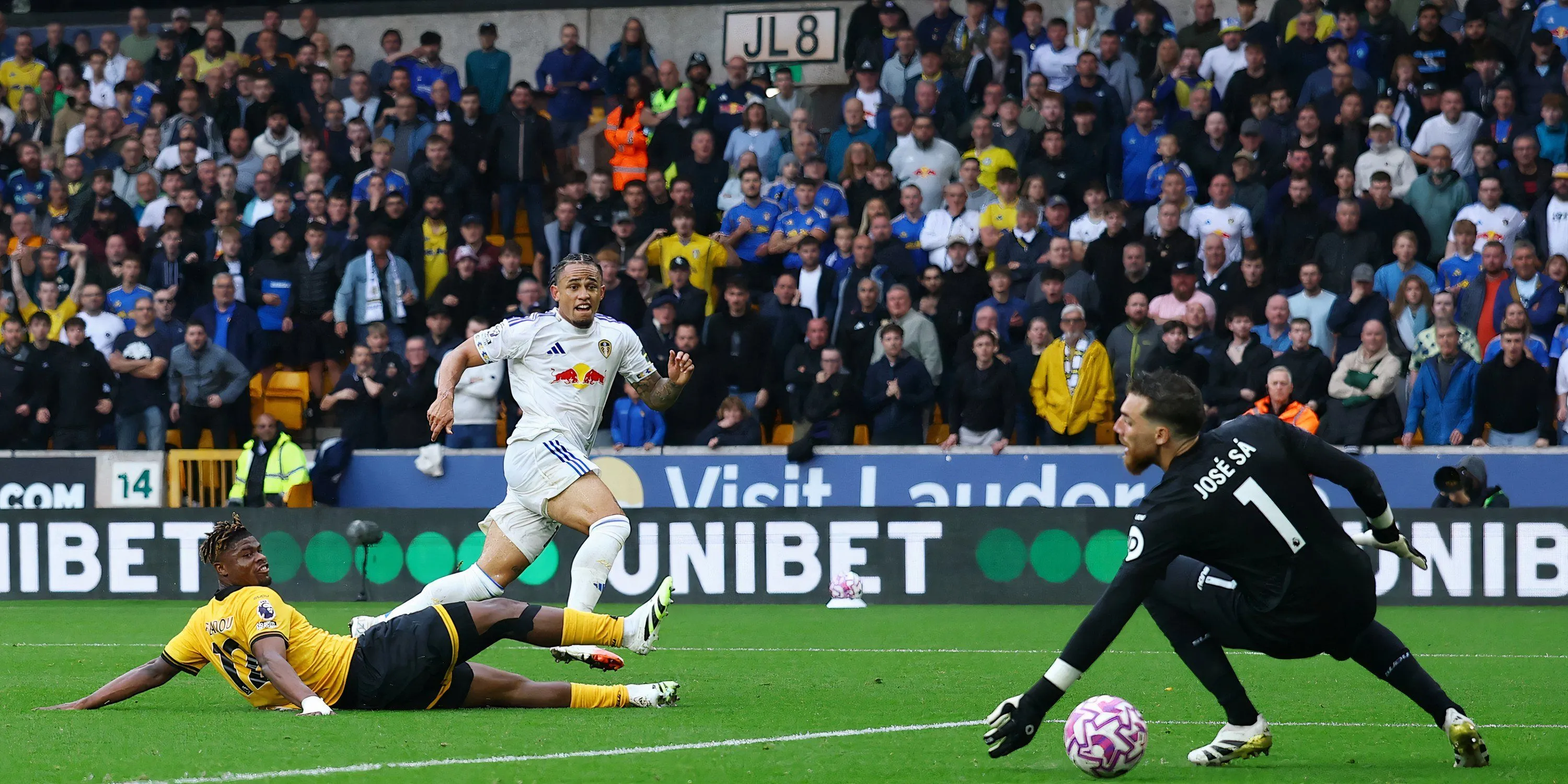 Noah Okafor sử dụng kỹ năng dribbling để tạo ra các tình huống nguy hiểm cho đối phương