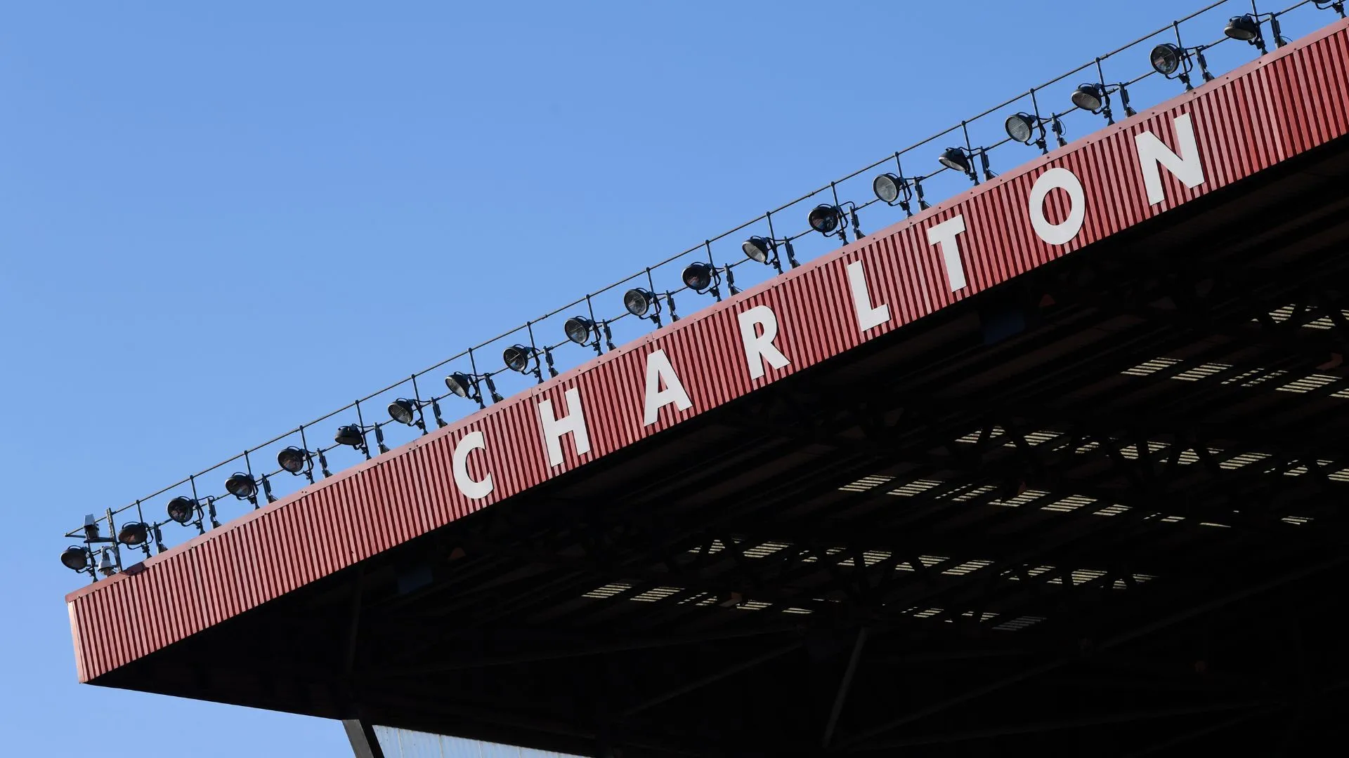 Sân vận động The Valley của Charlton Athletic với khán đài đông đúc