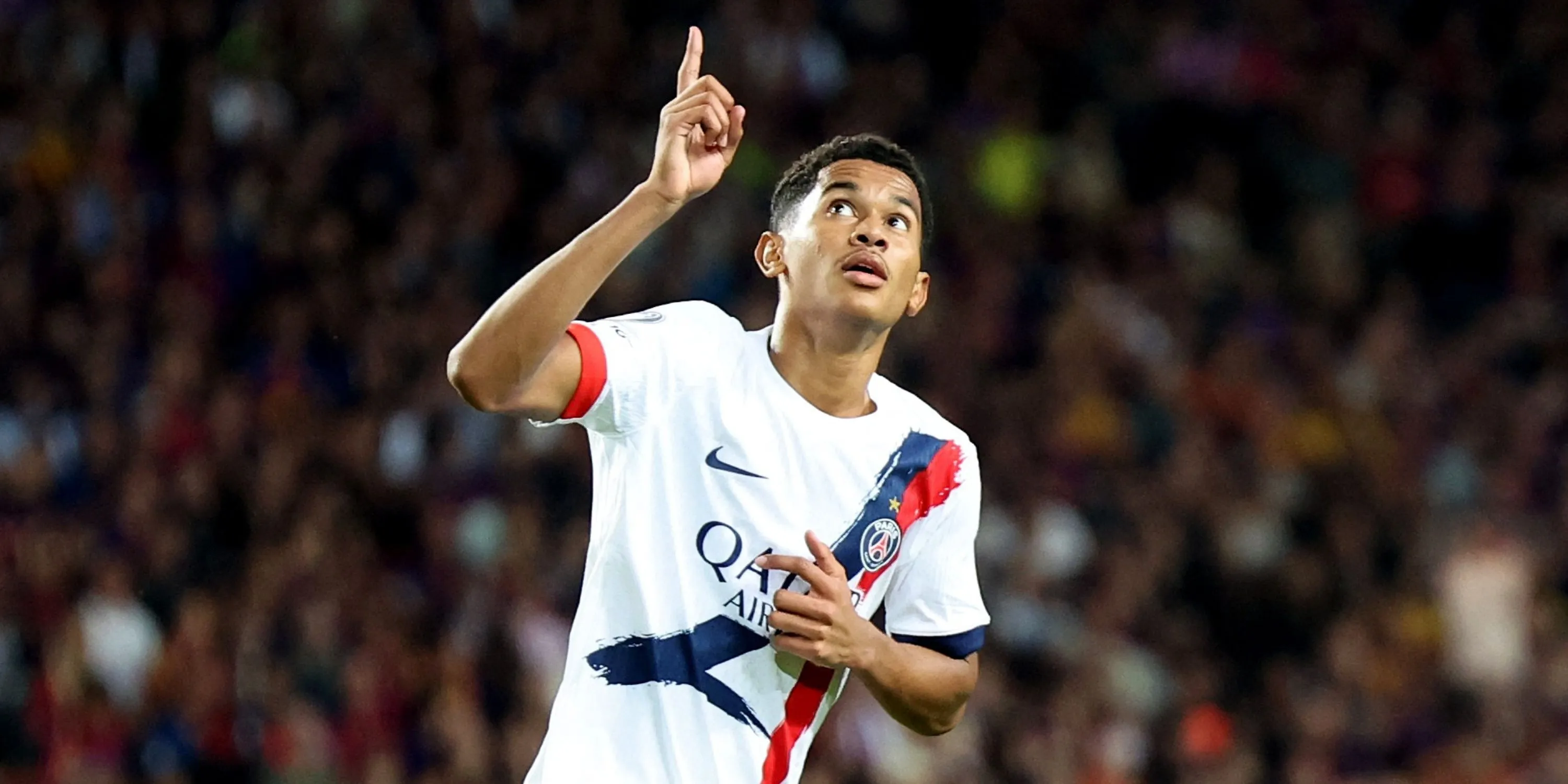 Senny Mayulu ăn mừng sau khi ghi bàn cho PSG trước Barcelona ở UEFA Champions League