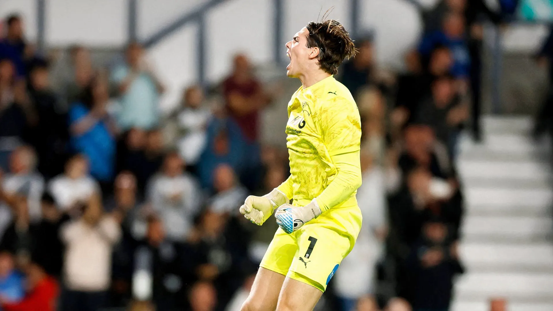 Thủ môn Zetterstrom thực hiện một pha cứu bóng quan trọng